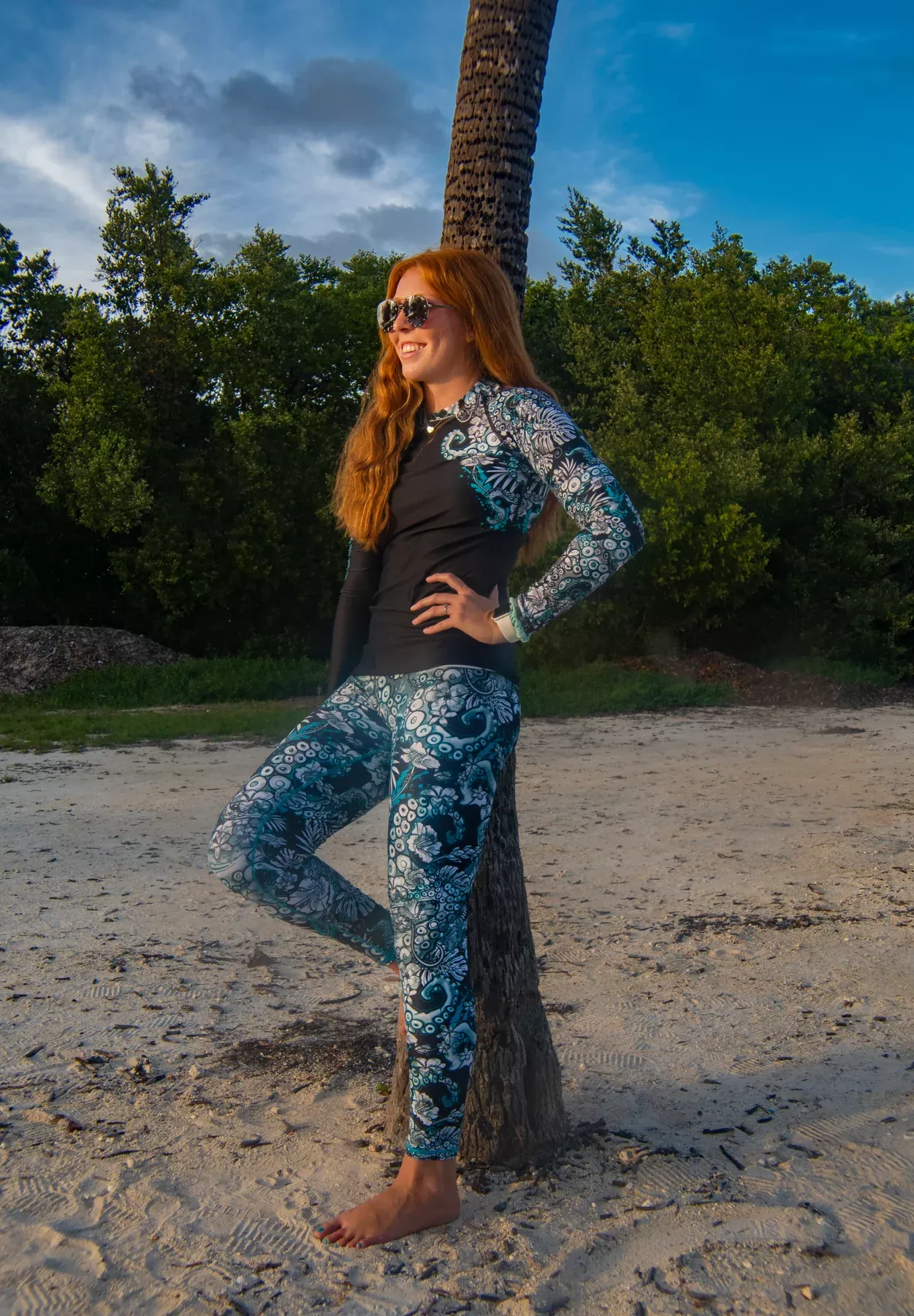 ECO-FRIENDLY ELECTRIC BLUE OCTOFLORAL CONTOUR LEGGINGS